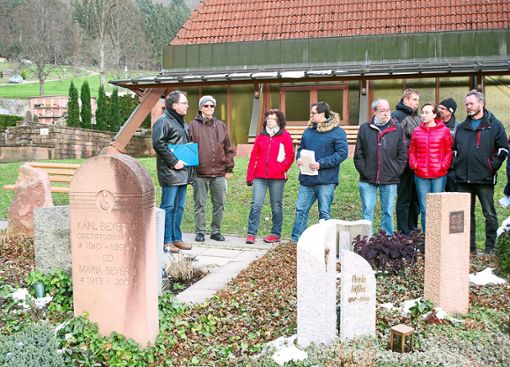 Bürgermeister Thomas Schäfer (links) erklärt den Gemeinderäten die Verbesserungen auf dem Friedhof, die größtenteils der Bauhof umgesetzt hat.   Foto: Kiryakova