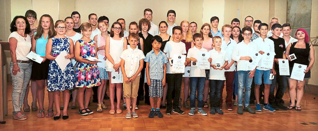 Für zwölf Musikschüler gab es eine Goldmedaille,  28 wurden mit einer Silbermedaille ausgezeichnet. Foto: Wendling Foto: Lahrer Zeitung