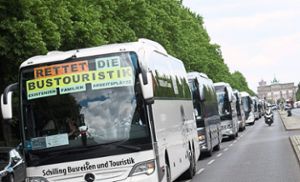 Hunderte Busfahrer gingen in Berlin  auf die Straße. Allerdings nicht für Rundfahrten, sondern um für mehr Unterstützung und bessere Reisebedingungen zu demonstrieren. Ob die geforderten und inzwischen bewilligten Hilfen ihre Wirkung zeigen werden, bleibt jedoch abzuwarten. Foto: Heinl