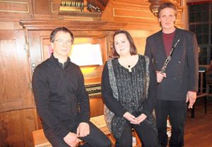 Kantor Martin Groß (von links) an der Orgel, Mezzosopranistin Viola de Galgóczy  und Ulrich Steurer mit Oboe und  Englischhorn haben für österliche Atmosphäre gesorgt.  Foto: Haberer