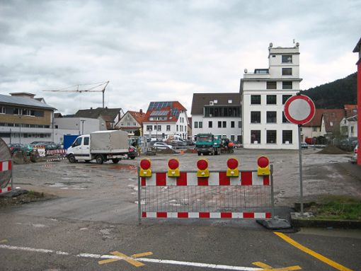 Keine guten Zeiten für Autofahrer in Haslach: Ein Großteil der Stellplätze am Hukla-Areal ist derzeit gesperrt.   Foto: csa