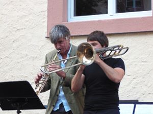 Saxofonist und Komponist Daniel Schnyder (links) spielte gemeinsam mit Frederic Belli den Schumachermarsch. Foto: Schwarzwälder Bote
