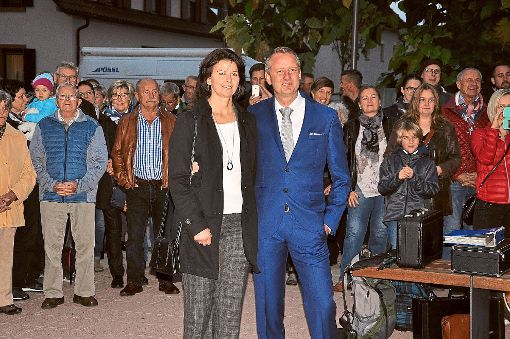 Gesichter voller Vorfreude: Pascal Weber und seine Frau Tina warteten am Sonntagabend mit rund 500 Ringsheimern auf dem Rathausplatz auf die Verkündung des Wahlergebnisses.   Foto: Bender