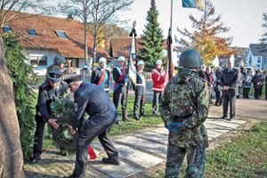 Kranzniederlegung am Volkstrauertag in Kenzingen; im Hintergrund Bürgermeister Matthias Guderjan Foto: Schnabl Foto: Lahrer Zeitung