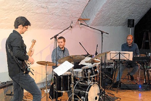 Jazz im Keller: Gitarrist Philipp Brämswig,  Drummer Thomas Sauerborn und Sebastian Scobel an der Orgel  Foto: Baublies Foto: Lahrer Zeitung