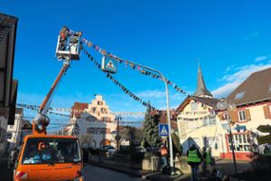 Voller Einsatz im Ort: Bunte Fähnle wurden von der Alemannenbrücke bis zum Eisweiher in Friesenheim aufgehängt.  Foto: Bohnert-Seidel Foto: Lahrer Zeitung