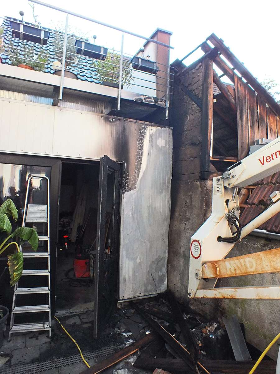 Den Schaden, der beim Schuppenbrand in Kappel entstanden ist, schätzt die Polizei auf 15 000 Euro. Ein Übergreifen der Flammen auf das benachbarte Wohnhaus konnte glücklicherweise verhindert werden. Foto: Rest