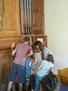 Interessierter Blick ins Innere der Schmieheimer Orgel: die Kinder mit Kantorin Susanne Moßmann Foto: VCD Foto: Lahrer Zeitung