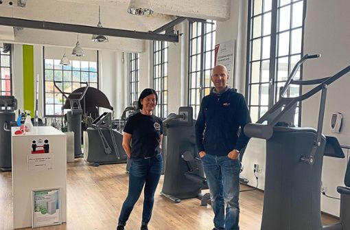 Mitarbeiterin Petra Ruf (links) und Alexander Hoferer hoffen, dass der Fitnessturm Haslach weiter öffnen darf. Foto: Kleinberger