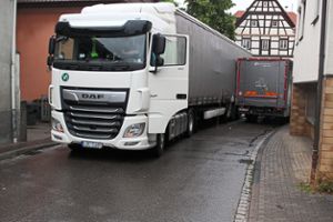 Die beiden Laster kamen in der Tretenhofstraße nicht aneinander vorbei. Foto: Merck Foto: Lahrer Zeitung
