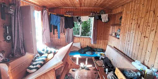 In dieser Hütte hauste Yves R.,  bevor er  Polizisten die Waffen abnahm und in den Schwarzwald flüchtete.    Foto: Kamera24