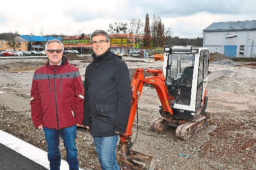Kurt Reith, Vorsitzender der Verkehrswacht, und Tobias de Haën, LGS-Geschäftsführer, an der Baustelle für den neuen Verkehrsübungsplatz Foto: Weber