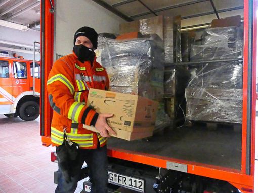 Kartons stapeln für die Erdbebenopfer: Die Feuerwehrleute aus Friesenheim packen den Lastwagen voll mit Hilfsgütern. Kleidung, Decken und Werkzeug werden nach Kroatien gefahren. Foto: Bohnert-Seidel