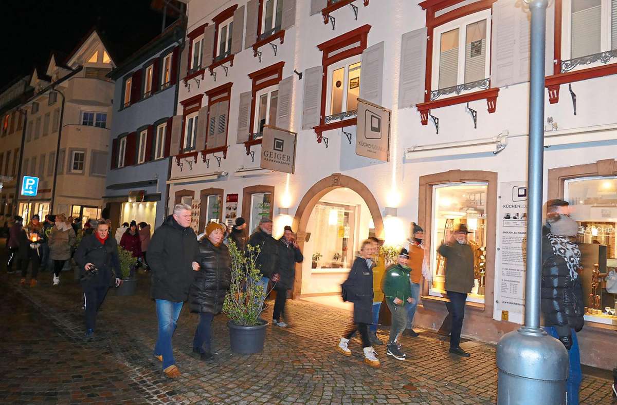 Rund 400 Montags-Spaziergänger sind diesmal in Wolfach durch die Innenstadt und Seitenstraßen gezogen.