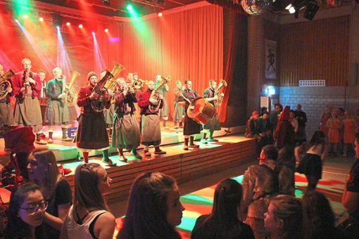 Die Hexenmusik der Waldsteinhexen eröffnete tradionell den FC-Hexenball in der Brandenkopfhalle. im Anschluss enterten die Tanzgruppen die Bühne. Foto: Schwarzwälder Bote