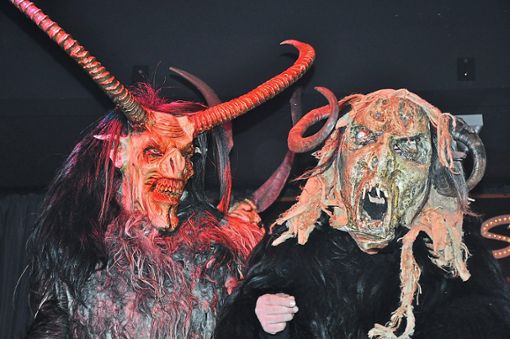 Mit ihren Masken zum Fürchten sorgten die  Dal-Deifel aus Schuttertal für Gänsehaut bei manchem Besucher. Foto: Schwab
