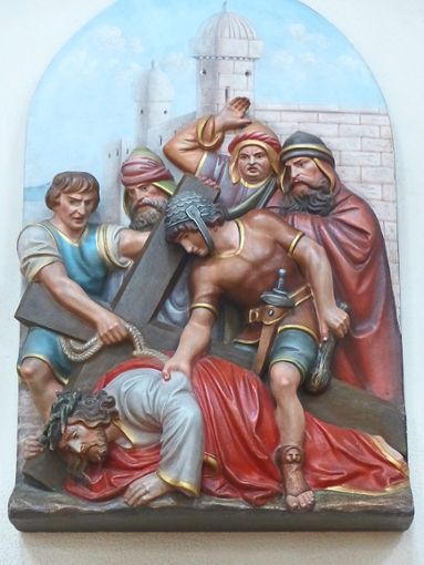 Die 5. Kreuzwegstation zeigt, wie Simon von Cyrene Jesus das Kreuz trägt. Foto: Vögele Foto: Lahrer Zeitung