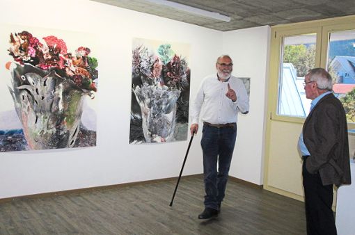 Der Straßburger Kunstprofessor und Kurator der Ausstellung, Germain Roesz, bei der Eröffnung.  Foto: Haberer Foto: Lahrer Zeitung