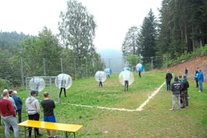 Der neue Bolzplatz wurde mit einem spannenden Bubble-Soccer-Turnier eingeweiht. Foto: Schwarzwälder Bote
