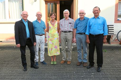 Josef Eisenbeis (rechts) übergibt seine leitende Position an fünf Mitglieder.  Foto: Bohnert-Seidel Foto: Lahrer Zeitung