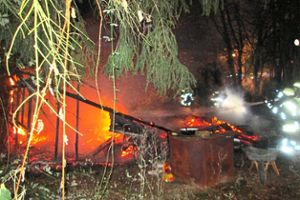 Eine Gartenhütte am Offenburger Südring wurde am frühen Sonntagmorgen ein Raub der Flammen. Foto: Polizei Foto: Lahrer Zeitung