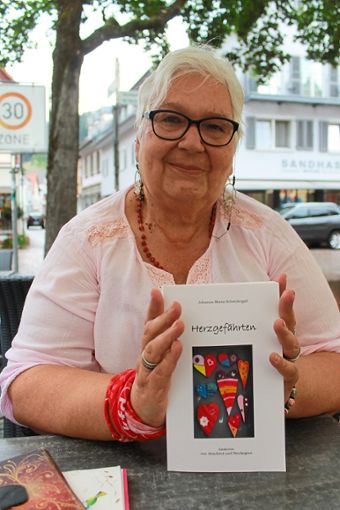 Die in Gutach geborene Autorin Johanna Schwidergall hat ihr neues Buch mit dem Titel Herzgefährten veröffentlicht. In ihren Gedichten verarbeitet sie persönliche Verluste, ihre Rückkehr aus Uganda und das Älterwerden.Foto: Störr Foto: Schwarzwälder Bote