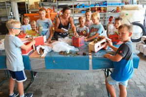 Die Kinder konnten beim Verzieren des Vogelhauses ihrer Kreativität freien Lauf lassen. Franziska Heise (Mitte)  stand den Kindern dabei helfend zur Seite.  Foto: Wölfle Foto: Schwarzwälder Bote