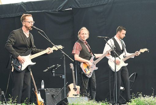 Gerald Sänger (links) spielte nicht nur mit seiner Band Songs von Eric Clapton, er hat auch selbst Ähnlichkeiten mit dem Superstar.  Foto: Künstle