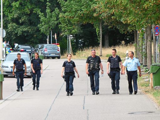 Insgesamt 80 Polizisten waren am Dienstag im Einsatz, um das Wohngebiet in der Nähe der Bombe  zu räumen.   Foto: Schabel