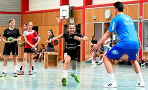 Handballprofi Frederik Simak stellt sich dem Zweikampf mit einem Mädchen der DJK-Heimschule Ettenheim. Foto: Schule Foto: Lahrer Zeitung