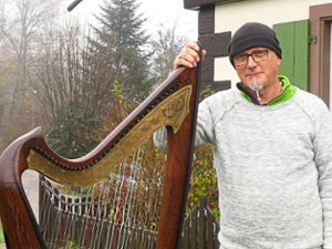 Ralf Stritzel wird an  seiner keltischen Harfe am Samstag, 5. Dezember, beim Gottesdienst in Ottenheim zu hören sein. Auch eine neue CD hat er herausgebracht. Er ist der Überzeugung: Corona darf die Kunst und Kultur nicht einschränken.  Foto: Bohnert-Seidel