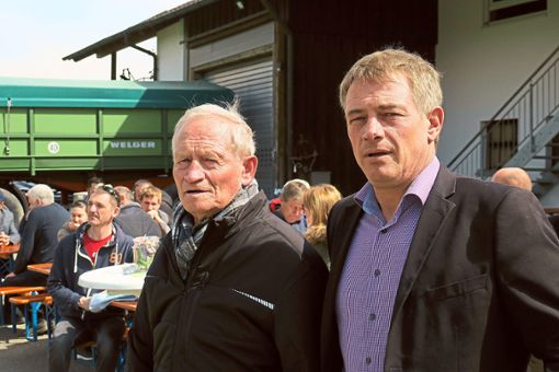Martin (links) und Sohn Harald Erb wissen um das Sterben der landwirtschaftlichen Höfe in der Region.  Foto: Bohnert-Seidel Foto: Lahrer Zeitung
