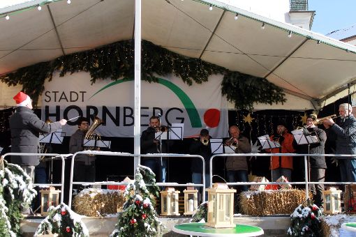 Die Eröffnung des Weihnachtsmarktes wurde von einem Bläser-Ensemble der Hornberger Stadtkapelle musikalisch untermalt. Foto: Störr