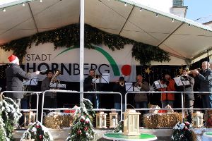Die Eröffnung des Weihnachtsmarktes wurde von einem Bläser-Ensemble der Hornberger Stadtkapelle musikalisch untermalt. Foto: Störr