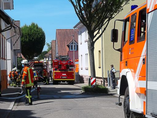 40 Einsatzkräfte der Feuerwehr wurden am Dienstagvormittag zu einem Küchenbrand in der Luisenstraße gerufen. Diese war zeitweise voll gesperrt.Foto: Bohnert-Seidel Foto: Lahrer Zeitung