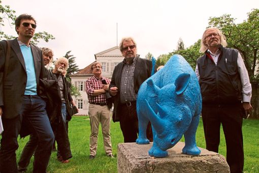 Guido Messer (links) präsentiert bei der Kunst in die Stadt im Innenhof des Neuen Rathauses sein kleines blaues Nashorn. Foto: Haberer