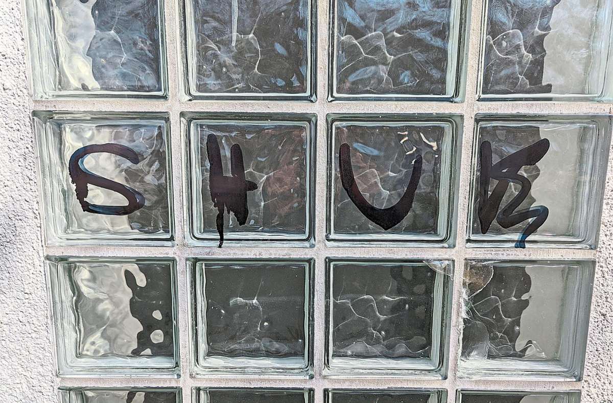 Vandalismus in Mietersheim – mit russenfeindlichem Hintergrund? Die Buchstaben SHUK sollen für den Slogan Ruhm der Ukraine stehen. Unter der Schmiererei ist eine Beschädigung der Glasscheibe zu erkennen.