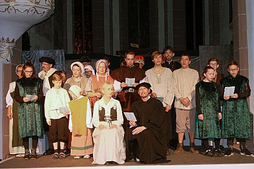Am Ende sangen die Laien-Schauspieler zusammen mit den Kirchenbesuchern das Luther-Lied Eine feste Burg ist unser Gott.  Foto: Störr