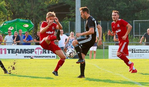 Der FV Langenwinkel (rote Trikots) spielt gegen Mitaufsteiger TSV Loffenau. Foto: Fissler Foto: Lahrer Zeitung