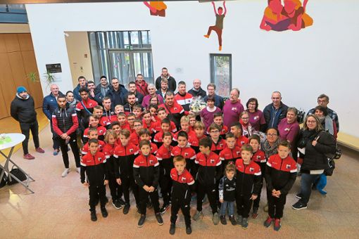 Eine große sportliche Mannschaft aus Tavaux kam nach Friesenheim, um beim Jugendfußballturnier der Partnergemeinde mitzukicken. Foto: Bohnert-Seidel Foto: Lahrer Zeitung