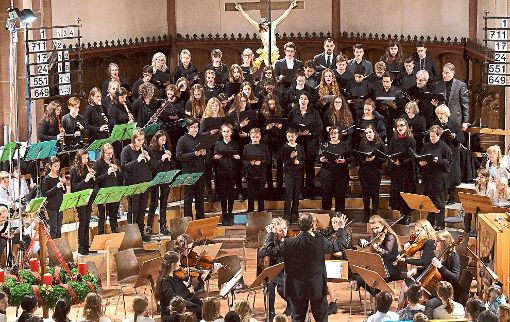 Junge Sänger und Musiker des MPG stimmten die Besucher in der Stiftskirche auf das schönste Fest des Jahres ein. Foto: Wendling
