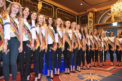 Bitte lächeln: Die Teilnehmerinnen an der Wahl zur Miss Germany präsentierten sich im einheitlichen Look  den Fotografen.   Foto: Schabel