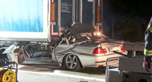 Ungebremst fuhr ein 36-Jähriger auf der Autobahn bei Lahr mit seinem Auto auf einen Sattelzug. Der Autofahrer starb noch an der Unfallstelle.  Foto: Kamera24