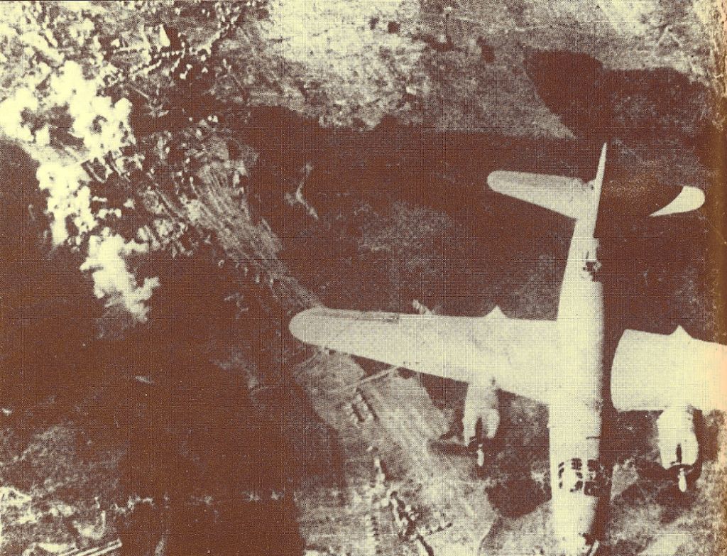 Dieses Foto, aufgenommen aus einem US-Miltärflugzeug, entstand am 19. Februar 1945 und zeigt den Luftangriff auf die Serre-Kaserne am Hohbergsee.  Ein Lahrer brachte die Aufnahme aus der französischen Kriegsgefangenschaft mit.