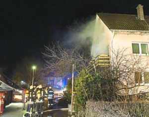 Die Feuerwehr rettete den 63-jährigen Bewohner mithilfe der Ettenheimer Drehleiter vom Balkon seines brennenden Hauses.  Foto: Künstle