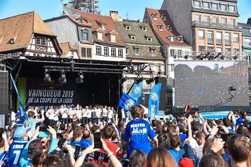 Am Sonntagnachmittag kamen Hunderte Fans, um die siegreiche Straßburger Mannschaft zu feiern. Foto: Gieger Foto: Lahrer Zeitung