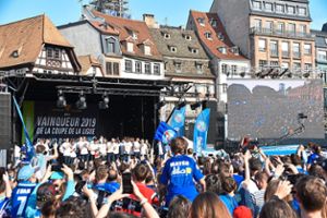 Am Sonntagnachmittag kamen Hunderte Fans, um die siegreiche Straßburger Mannschaft zu feiern. Foto: Gieger Foto: Lahrer Zeitung