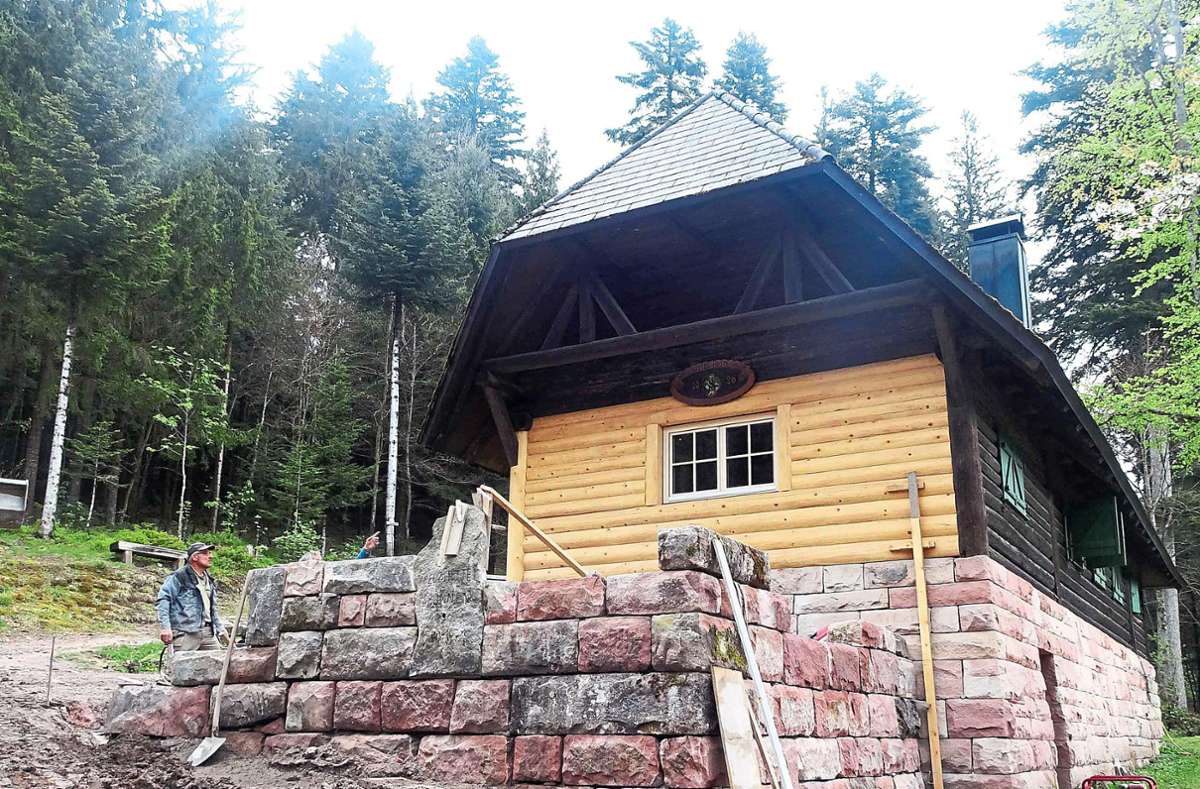 Runderneuerte Kreuzsattelhütte wartet ab 1. Mai an Sonn- und Feiertagen auf Wander- und Mountainbike-Gäste. Quelle: Unbekannt