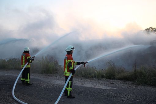 Die Feuerwehren aus Ringsheim und Ettenheim waren am Dienstagmorgen auf der  Deponie im Einsatz. Foto: Mutz Foto: Lahrer Zeitung