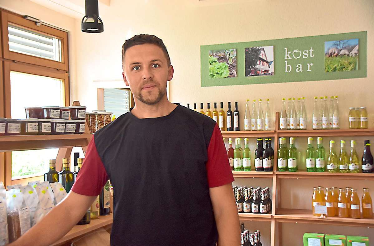 Lukas Dittus betreibt seit Mai den Hofladen Kostbar in der Hauptstraße 52 in Ichenheim. Mit eigenen Produkten möchte er die Kunden überzeugen. Foto: Hamsch